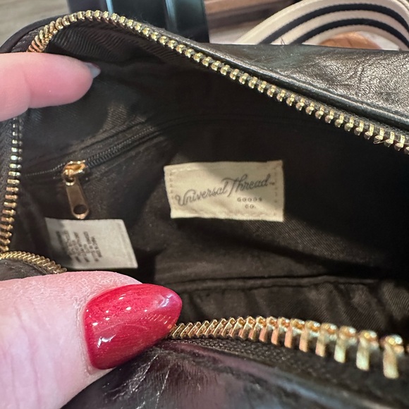 Universal Thread Black Crossbody Bag - Picture 2 of 8